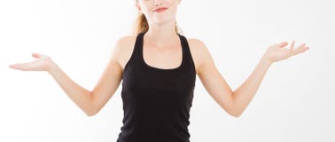 Une fille heureuse répand ses mains sur un fond d'isolement par blanc Femme dans la chemise image libre de droits Une fille heureuse répand ses mains sur un fond d'isolement par blanc Femme dans la chemise image libre de droits