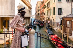 Une fille observant les gondoles voyager dans le canal, Venizia, il photographie stock libre de droits Une fille observant les gondoles voyager dans le canal, Venizia, il photographie stock libre de droits