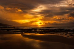 une fois lever de soleil de temps de la vie un beau au-dessus de l'Oc?an Indien, les vagues enfoncent ? la grande route d'oc?an, photo libre de droits une fois lever de soleil de temps de la vie un beau au-dessus de l'Oc?an Indien, les vagues enfoncent ? la grande route d'oc?an, photo libre de droits