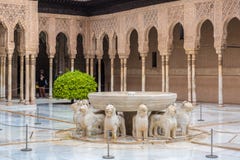 Une fontaine avec des lions Fuente de los Leones dans la cour du ` s de lion dans le palais du Nasrid, Alhambra, Grenade, Andalou image libre de droits Une fontaine avec des lions Fuente de los Leones dans la cour du ` s de lion dans le palais du Nasrid, Alhambra, Grenade, Andalou image libre de droits