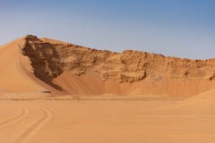 Une grande dune de sable étant creusée pour la nouveauté photos libres de droits Une grande dune de sable étant creusée pour la nouveauté photos libres de droits