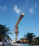 Une grue dans des travaux de construction - structure grande d'échafaudage d'image ci-dessous photos stock Une grue dans des travaux de construction - structure grande d'échafaudage d'image ci-dessous photos stock