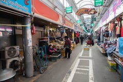Une image d'une allée sur un marché local coréen image stock Une image d'une allée sur un marché local coréen image stock