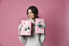 Une jeune fille de beauté avec le cadeau de Noël photographie stock Une jeune fille de beauté avec le cadeau de Noël photographie stock