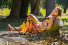 Une jeune fille du parc image libre de droits Une jeune fille du parc image libre de droits