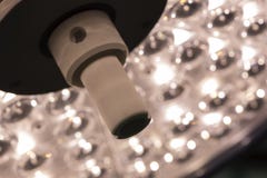 Une lampe chirurgicale dans la salle d'opération photos libres de droits Une lampe chirurgicale dans la salle d'opération photos libres de droits
