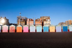 Une ligne de cinq huttes de plage sur la promenade de Brighton 5 huttes de plage sont photos stock Une ligne de cinq huttes de plage sur la promenade de Brighton 5 huttes de plage sont photos stock