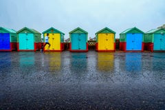 Une ligne de sept huttes de plage sur la promenade de Brighton 5 huttes AR de plage photo stock Une ligne de sept huttes de plage sur la promenade de Brighton 5 huttes AR de plage photo stock
