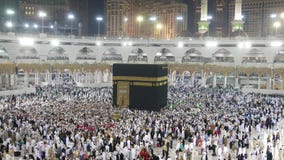 Une longueur expédiée rapide des pèlerins musulmans circumambulate le Kaaba banque de vidéos Une longueur expédiée rapide des pèlerins musulmans circumambulate le Kaaba banque de vidéos