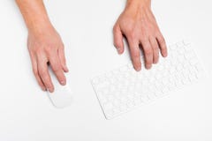 Une main d'homme tiennent une souris sans fil avec le blanc d'isolement par clavier photos libres de droits Une main d'homme tiennent une souris sans fil avec le blanc d'isolement par clavier photos libres de droits