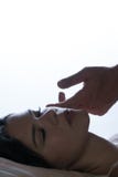 Une main du ` s d'homme caresse le visage du ` s de fille pendant le matin Matin se réveillant De retour d'un fond blanc brouillé image libre de droits Une main du ` s d'homme caresse le visage du ` s de fille pendant le matin Matin se réveillant De retour d'un fond blanc brouillé image libre de droits