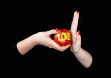 Une main femelle proposant une pomme avec un amour de mot et l'othe images stock Une main femelle proposant une pomme avec un amour de mot et l'othe images stock