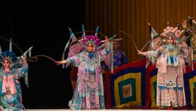 une masse des généraux riches de femmes de Pékin Opera“ de soies et de brocards du de € de Yang Familyâ images libres de droits une masse des généraux riches de femmes de Pékin Opera“ de soies et de brocards du de € de Yang Familyâ images libres de droits