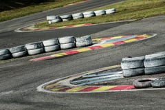Une partie du champ de courses avec des pneus image libre de droits Une partie du champ de courses avec des pneus image libre de droits
