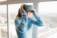 Une personne en verres virtuels vole aux pixels La femme avec des verres de réalité virtuelle Futur concept de technologie images stock Une personne en verres virtuels vole aux pixels La femme avec des verres de réalité virtuelle Futur concept de technologie images stock