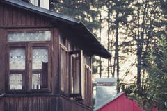Une petite fenêtre dans le mur d'une vieille maison en bois photographie stock Une petite fenêtre dans le mur d'une vieille maison en bois photographie stock