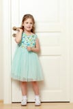 Une petite fille se tient prêt la porte photos libres de droits Une petite fille se tient prêt la porte photos libres de droits