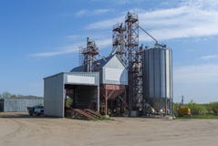 Une petite usine pour le traitement du grain Usine agro-industrielle ? la ferme photographie stock libre de droits Une petite usine pour le traitement du grain Usine agro-industrielle ? la ferme photographie stock libre de droits