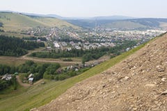 Une petite ville d'Ural dans une vallée de montagne photographie stock Une petite ville d'Ural dans une vallée de montagne photographie stock