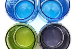 Une photo de vue supérieure de quelques tasses en verre colorées photos stock Une photo de vue supérieure de quelques tasses en verre colorées photos stock