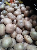 Une photo dépeint beaucoup de pommes de terre qui sont vendues sur le marché photos libres de droits Une photo dépeint beaucoup de pommes de terre qui sont vendues sur le marché photos libres de droits