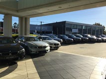Une rangée des voitures de BMW à un delearship de voiture photo libre de droits Une rangée des voitures de BMW à un delearship de voiture photo libre de droits