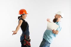 Une réunion masculine d'architecte ou d'ingénieur avec un entrepreneur de femme de bâtiment sur le fond blanc image stock Une réunion masculine d'architecte ou d'ingénieur avec un entrepreneur de femme de bâtiment sur le fond blanc image stock