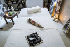 Une salle de massage et traitements de station thermale pièce gratuite et vide pour des massages et la récupération des patients photo stock Une salle de massage et traitements de station thermale pièce gratuite et vide pour des massages et la récupération des patients photo stock