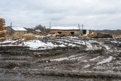 Une scierie vers la fin d'automne, le 18 novembre 2017, débroussailleur de village photographie stock libre de droits Une scierie vers la fin d'automne, le 18 novembre 2017, débroussailleur de village photographie stock libre de droits