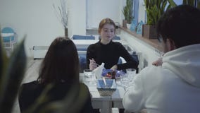Une société des jeunes se repose dans un restaurant ou un café confortable bon mangeant les plats délicieux pour le déjeuner banque de vidéos Une société des jeunes se repose dans un restaurant ou un café confortable bon mangeant les plats délicieux pour le déjeuner banque de vidéos