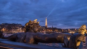 Une statue sur le pont d'Alexandre III à Paris et Tour Eiffel au coucher du soleil photographie stock libre de droits Une statue sur le pont d'Alexandre III à Paris et Tour Eiffel au coucher du soleil photographie stock libre de droits