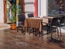 Une table avec des chaises d'une chaise près de la fenêtre d'un café d'été image stock Une table avec des chaises d'une chaise près de la fenêtre d'un café d'été image stock