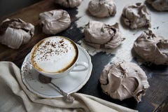 Une tasse de café aromatique avec du lait et la cannelle sur une table rustique image stock Une tasse de café aromatique avec du lait et la cannelle sur une table rustique image stock