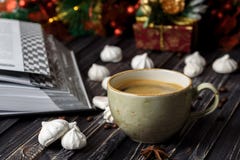 Une tasse de café avec des meringues et un livre sur un fond en bois image stock Une tasse de café avec des meringues et un livre sur un fond en bois image stock
