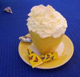 Une tasse de café avec de la crème et le sucre fouettés image stock Une tasse de café avec de la crème et le sucre fouettés image stock