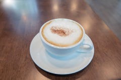 Une tasse de café chaud wodden dessus la table photos stock Une tasse de café chaud wodden dessus la table photos stock