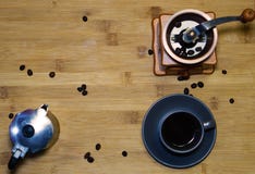 Une tasse de café d'expresso, une tasse italienne de mokaA de fabricant de café de café d'expresso, vue à partir du dessus photographie stock libre de droits Une tasse de café d'expresso, une tasse italienne de mokaA de fabricant de café de café d'expresso, vue à partir du dessus photographie stock libre de droits