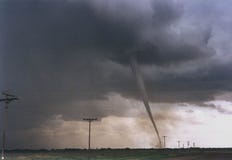 Une tornade violente se déplace au-dessus des hautes plaines du Colorado du sud-est image libre de droits Une tornade violente se déplace au-dessus des hautes plaines du Colorado du sud-est image libre de droits