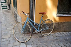 Une vieille bicyclette attachée à un drain à Stockholm photographie stock Une vieille bicyclette attachée à un drain à Stockholm photographie stock