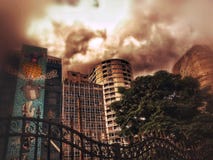 Une ville et ses b?timents avec des peintures murales image libre de droits Une ville et ses b?timents avec des peintures murales image libre de droits