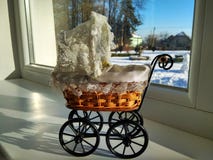 Une voiture d'enfant en osier de jouet de cru images libres de droits Une voiture d'enfant en osier de jouet de cru images libres de droits