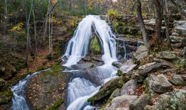 Une vue d'automne d'hurler la cascade courue située dans Eagle Rock dans le comté de Botetourt, la Virginie - 3 Image stock Une vue d'automne d'hurler la cascade courue située dans Eagle Rock dans le comté de Botetourt, la Virginie - 3 Image stock