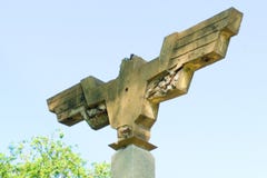Une vue de ciel de, oiseau a formé, extérieur, ciment allumant le courrier, avec une envergure d'aile large, située dans un parc images libres de droits Une vue de ciel de, oiseau a formé, extérieur, ciment allumant le courrier, avec une envergure d'aile large, située dans un parc images libres de droits