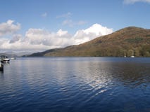 Une vue de lac Windermere dans le secteur anglais de lac photo libre de droits Une vue de lac Windermere dans le secteur anglais de lac photo libre de droits