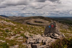 Une vue de Sliabh Rua, montagne rouge de montagne de Mullaghmore en parc national de Burren avec les signes pour la diverse march photos libres de droits Une vue de Sliabh Rua, montagne rouge de montagne de Mullaghmore en parc national de Burren avec les signes pour la diverse march photos libres de droits