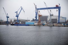 Une vue gauche avec la grue à un chantier naval photographie stock Une vue gauche avec la grue à un chantier naval photographie stock
