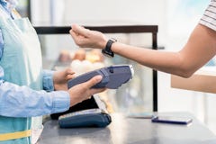 Unerkennbare Frau, die durch NFC zahlt stockfoto Unerkennbare Frau, die durch NFC zahlt stockfoto