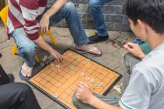 Unerkennbarer Mann spielt das traditionelle Brettspiel, das als chinesisches Schach bekannt ist stockbilder Unerkennbarer Mann spielt das traditionelle Brettspiel, das als chinesisches Schach bekannt ist stockbilder