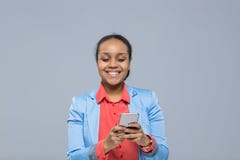 Ung affärskvinna som använder affärskvinnan för leende för flicka för afrikansk amerikan för cellSmart telefon den lyckliga arkivfoto Ung affärskvinna som använder affärskvinnan för leende för flicka för afrikansk amerikan för cellSmart telefon den lyckliga arkivfoto