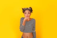 Ung afrikansk kvinna på förberedelse för dykning för stil för gul väggstudio tonårig arkivbilder Ung afrikansk kvinna på förberedelse för dykning för stil för gul väggstudio tonårig arkivbilder